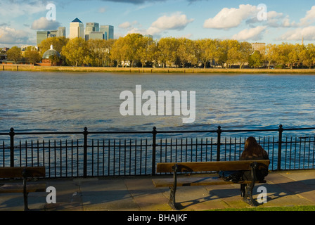 Riverfront Greenwhich avec Isle of Dogs en arrière-plan London England UK Europe Banque D'Images