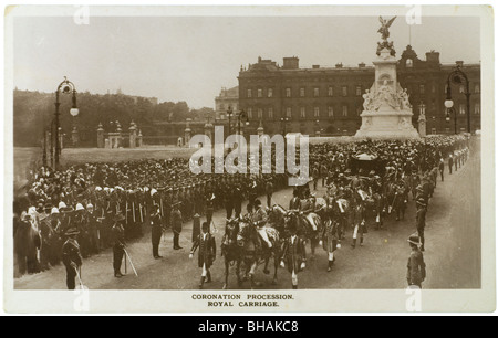 Vintage carte postale avec une photo du roi George V en procession du couronnement royal pendant le transport Banque D'Images