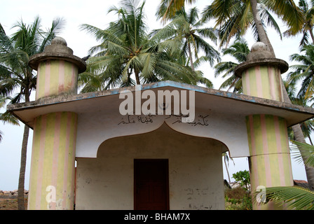 Vieil indien mosquée près de bord de mer. Banque D'Images