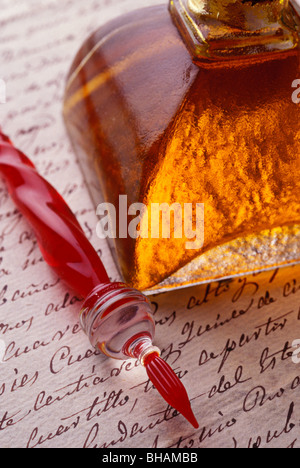 En verre rouge et or stylo encre sur lettre ancien Banque D'Images