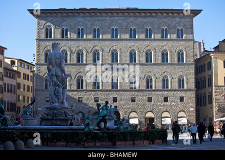 Statue et Palazzo delle Assicurazioni Generali sur la Piazza della Signoria, Florence, Italie Banque D'Images