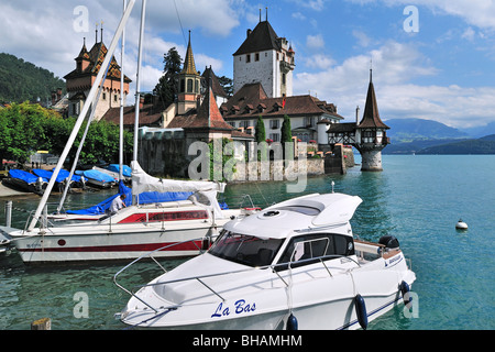 Les bateaux de plaisance et de château d'Oberhofen sur le lac de Thoune Thoune / dans les Alpes Bernoises, Berner Oberland, Suisse Banque D'Images