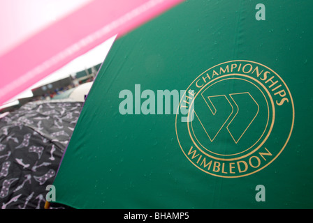 Parapluies monter sur le court central' Wimbledons UK Banque D'Images