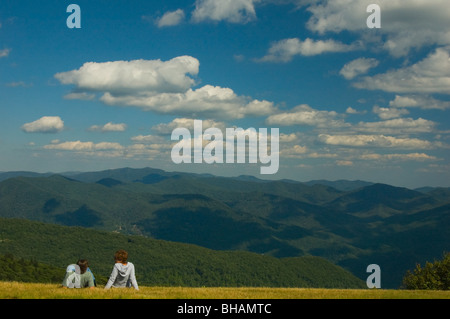 Jeune homme et femme profiter de la vue d'Waterrock bouton sur le Blue Ridge Parkway, Caroline du Nord. Banque D'Images