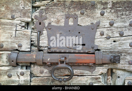 Fer à repasser ancien verrou sur portes de l'église en France Banque D'Images