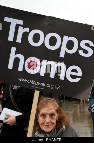 Une femme tient une pancarte "maison" pour protester contre la guerre en Irak Banque D'Images