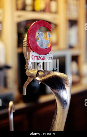 Bière Cruzcampo dans un bar de Séville, Espagne Banque D'Images