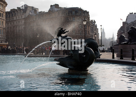 Fontaine Trafalgar Square London England UK à l'égard de Big Ben Banque D'Images