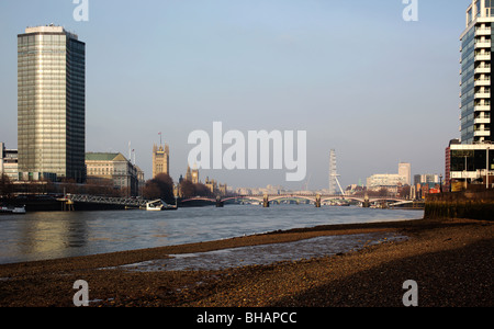 Vue sur la Tamise vers les chambres du Parlement de Vauxhall Bridge, Westminster London England UK Banque D'Images