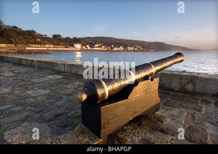 Cannon sur front de mer à Lyme Regis Banque D'Images