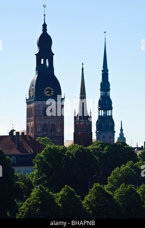 Les clochers de Rigas Dome (Cathédrale), l'église St Sauveur et l'église St Pierre de la vieille ville (Vecrīga) en Lettonie, Rīga Banque D'Images