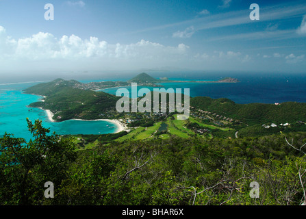 Caraïbes fantastique vue depuis le mont Royal sur Canouan Island montrant le Raffles Resort, golf avec Tobago keys in distance Banque D'Images