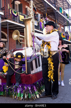 Perles de pierres d'un flotteur dans l'Barkus parade de chiens. New Orleans, LA, USA. Banque D'Images