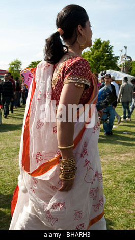 Une femme portant un sari blanc et rouge à l'Baishakhi Mela à Londres Banque D'Images