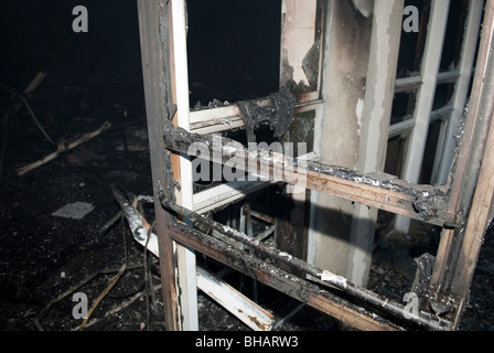 La porte de sortie de l'incendie a brûlé à la suite d'un feu à l'école Banque D'Images