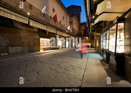 Crépuscule tourné de l'intérieur de Ponte Vecchio, Florence, Italie Banque D'Images