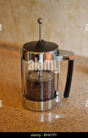 Grains de café dans une presse Française Banque D'Images