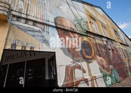 Murale musique haut peint sur la face de Howlin' Wolf rock-and-roll club sur South Peters Street dans le quartier des entrepôts. Banque D'Images