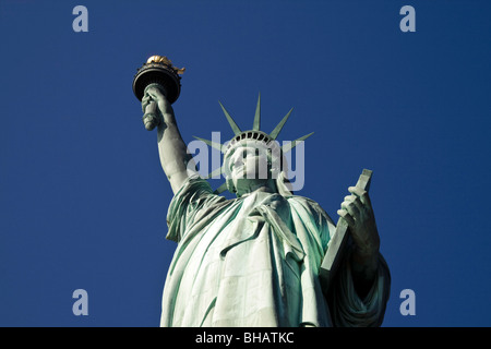 La Statue de la liberté contre un ciel bleu clair, un jour ensoleillé Banque D'Images