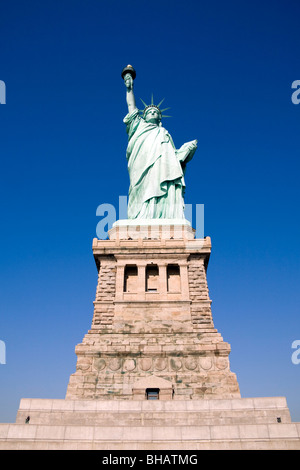 La Statue de la liberté face à l'encontre d'un ciel bleu clair sur une journée ensoleillée avec le socle visible Banque D'Images