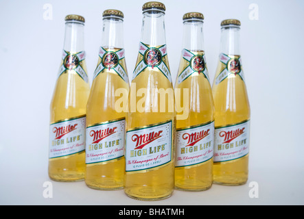Un regroupement de Miller High Life de bouteilles de bière. Banque D'Images