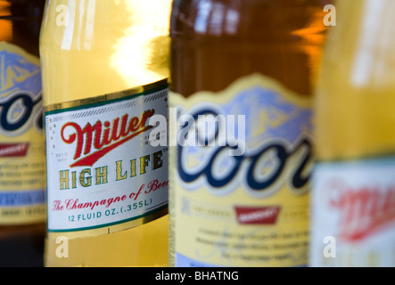 Un regroupement de Coors et bouteilles de bière Miller High Life Banque D'Images