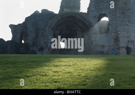 Des inondations grâce à la lumière du soleil par le mur percé gatehouse de Denbigh Castle, au nord du Pays de Galles Banque D'Images