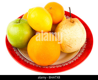 Fruits mûrs dans une assiette sur un fond blanc. Banque D'Images