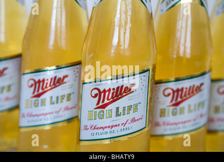 Un regroupement de Miller High Life de bouteilles de bière. Banque D'Images