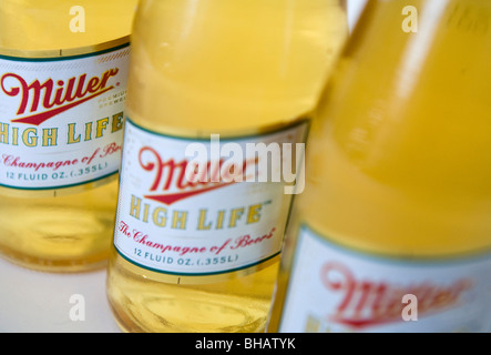 Un regroupement de Miller High Life de bouteilles de bière. Banque D'Images