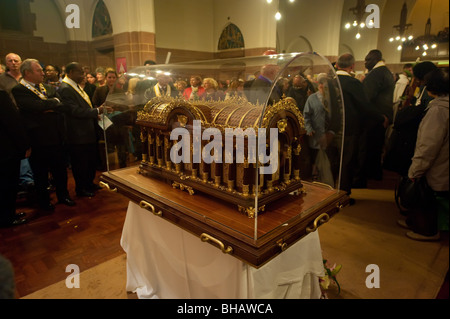 Le cercueil contenant les reliques de Sainte Thérèse de Lisieux dans l'église de Notre-Dame du Mont Carmel et St Simon Stock à Londres Banque D'Images