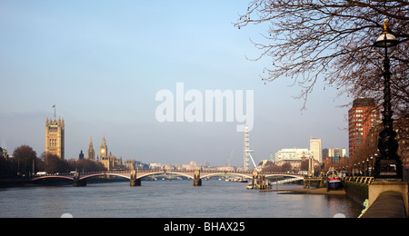 Vue sur la Tamise vers les chambres du Parlement de Vauxhall Bridge, Westminster London England UK Banque D'Images