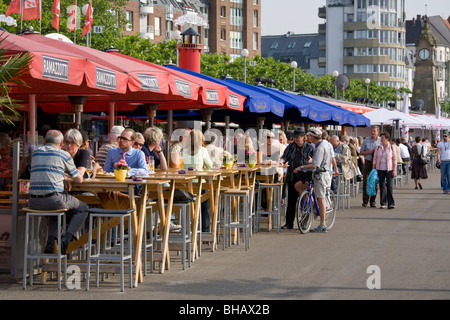 PUBS LE LONG DE L'EAU RHIN/À Düsseldorf, RHÉNANIE-WHESTPHALIA, Allemagne Banque D'Images