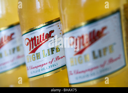 Un regroupement de Miller High Life de bouteilles de bière. Banque D'Images