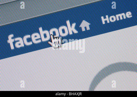 Close-up de capture d'un site de réseautage social Facebook logo sur page d'accueil avec des flèches pointant. Angleterre Royaume-uni Grande-Bretagne Banque D'Images