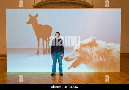 Roumanie Mircea Cantor de l'artiste avec des illustrations sur show à artes mundi 2008 Exposition d'Art Visuel International gallois et prix Banque D'Images