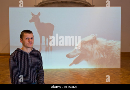 Roumanie Mircea Cantor de l'artiste avec des illustrations sur show à artes mundi 2008 Exposition d'Art Visuel International gallois et prix Banque D'Images