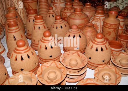 Artisanat Poterie mignon composé d'Argile naturelle pure & crânes de coco Banque D'Images