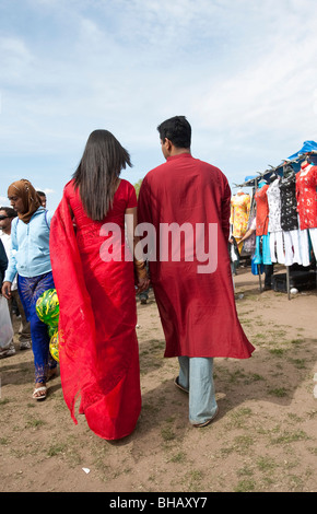 Un jeune couple portant des vêtements traditionnels à l'Baishakhi Mela à Londres Banque D'Images