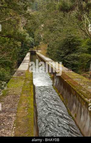 Aqueduc de l'eau du lac Biwa Ko qui traversent l'enceinte du temple Nanzenji, Kyoto JP Banque D'Images