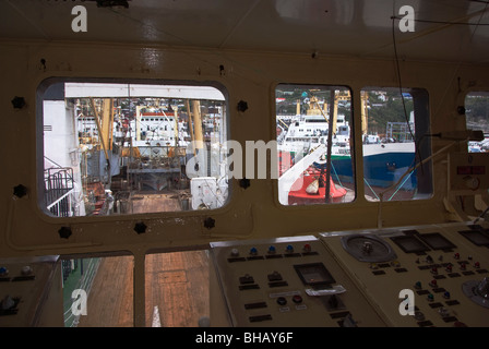 Vue sur le pont arrière d'un grand chalutier vu depuis le poste de commande pour treuils de chalut sur le pont du navire. Banque D'Images