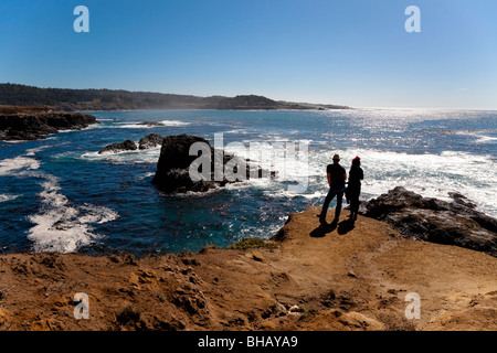 La silhouette du couple standing sur Mendocino headlands, Nord de la Californie, USA Banque D'Images