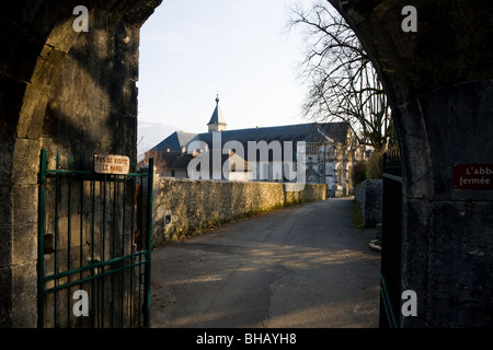 - Grâce à l'entrée de la porte de l'arche - Abbaye de Hautecombe à Brison-saint-près de Aix-les-Bains en Savoie, France. Banque D'Images