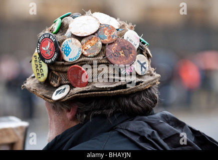 Un gros plan de la hat portés par Brian Haw, le manifestant vivant dans un camp de la paix dans le quartier à la place du Parlement depuis 2001 Banque D'Images