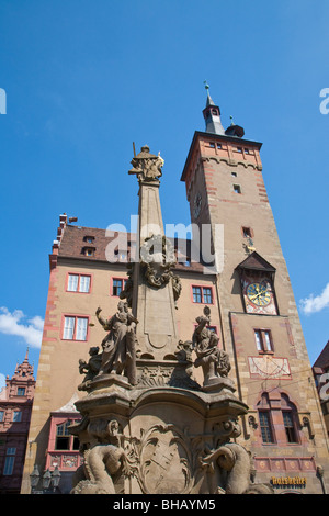 VIERROEHRENBRUNNEN FONTAINE, hôtel de ville, l'Altes Rathaus Würzburg, Franconia, Bavaria, GERMANY Banque D'Images