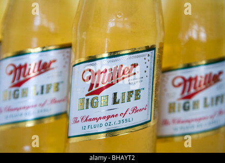 Un regroupement de Miller High Life de bouteilles de bière. Banque D'Images