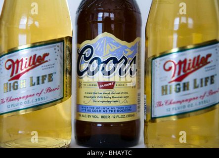 Un regroupement de Coors et bouteilles de bière Miller High Life Banque D'Images