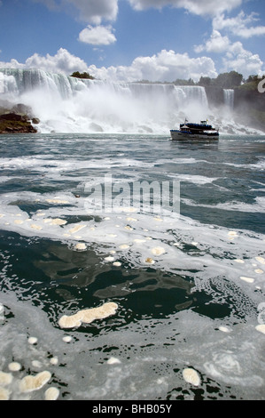 Le côté canadien des chutes du Niagara et le bateau touristique Maid of the Mist sous les chutes américaines, sur la rivière Niagara, Ontario, Canada. Banque D'Images