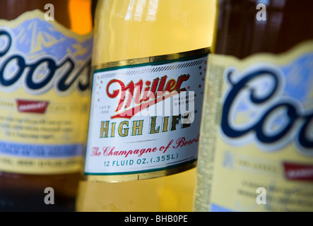Un regroupement de Coors et bouteilles de bière Miller High Life Banque D'Images