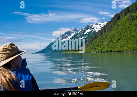 Femme kayak à Port Valdez, Prince William Sound, Southcentral Alaska, l'été Banque D'Images